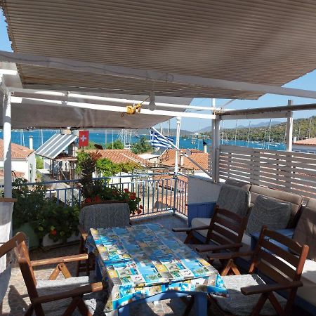 Nikos Rooms And Studios Poros Town 外观 照片