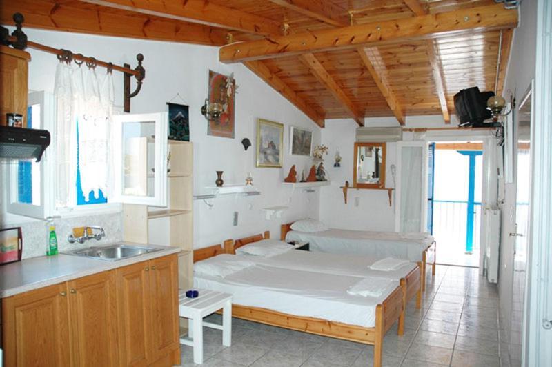 Nikos Rooms And Studios Poros Town 外观 照片
